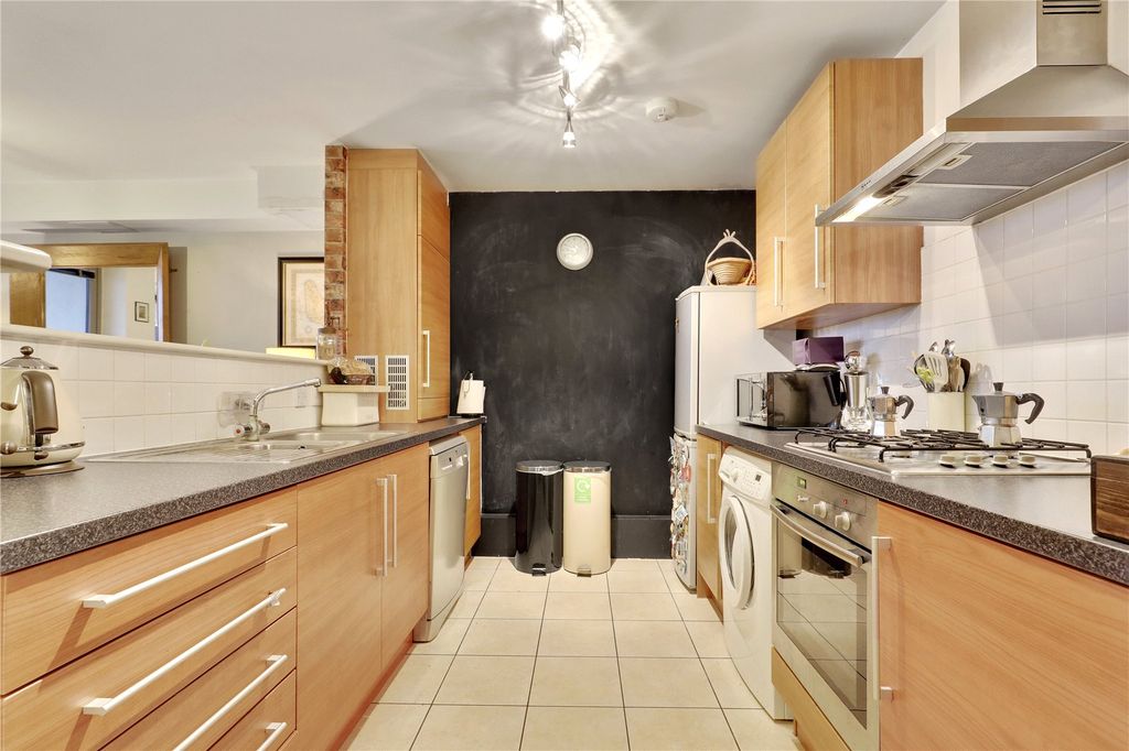 Property photo 3 of 10 Kitchen