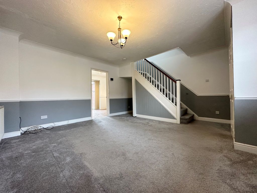 Property photo 3 of 14 12 Mun Lounge1