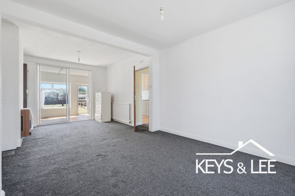 Property photo 2 of 16 5215582
