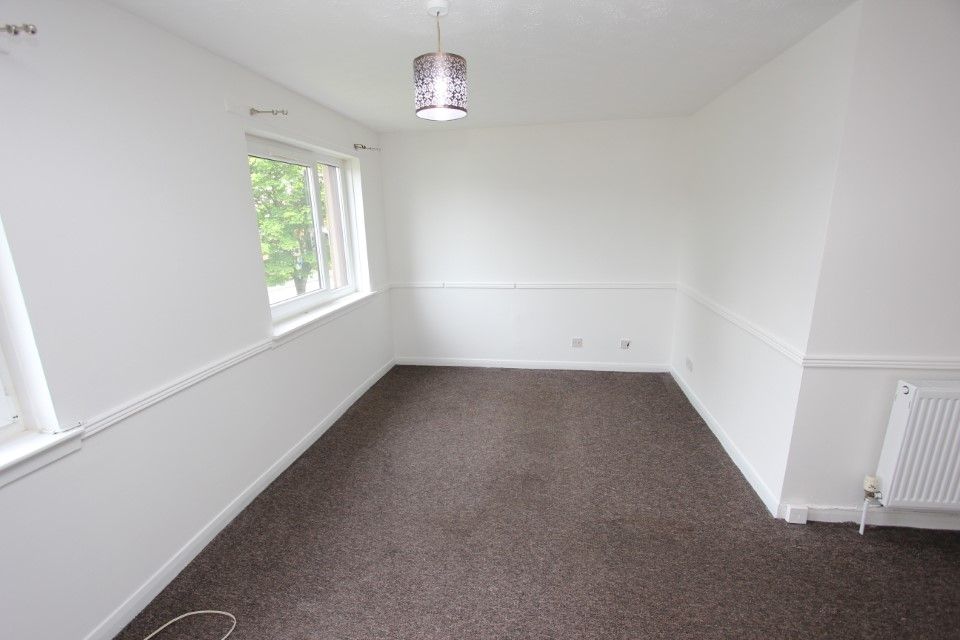 Property photo 3 of 10 Lounge/Dining Area