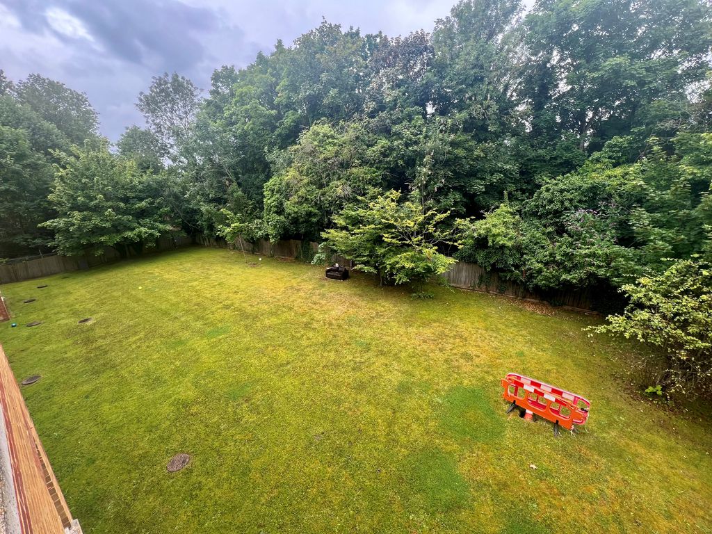 Property photo 2 of 11 Garden1