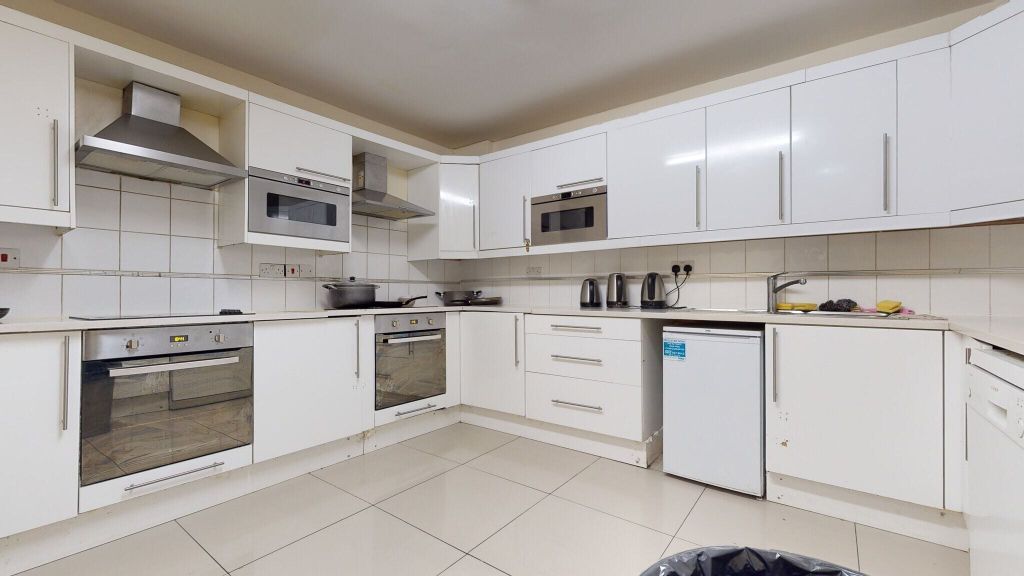 Property photo 2 of 10 Kitchen