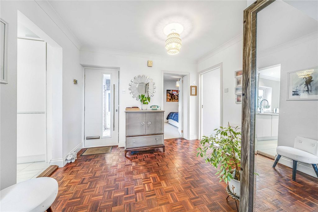 Property photo 3 of 25 Entrance Hall