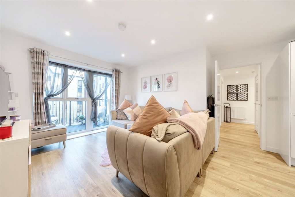 Property photo 3 of 17 Lounge Area