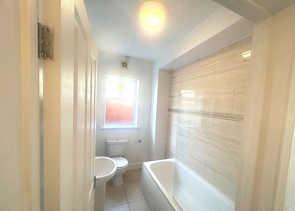 Property photo 3 of 9 Bathroom