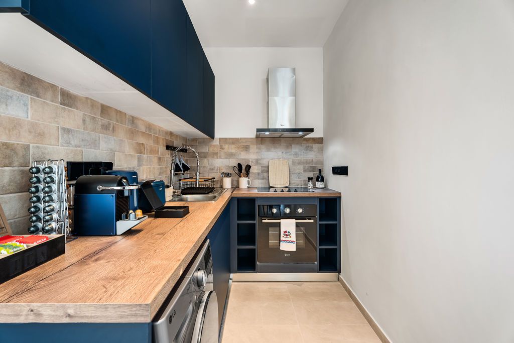 Property photo 3 of 11 Kitchen