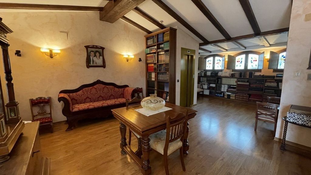 Property photo 2 of 31