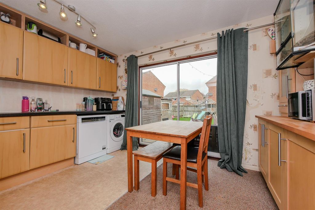 Property photo 3 of 12 Kitchen