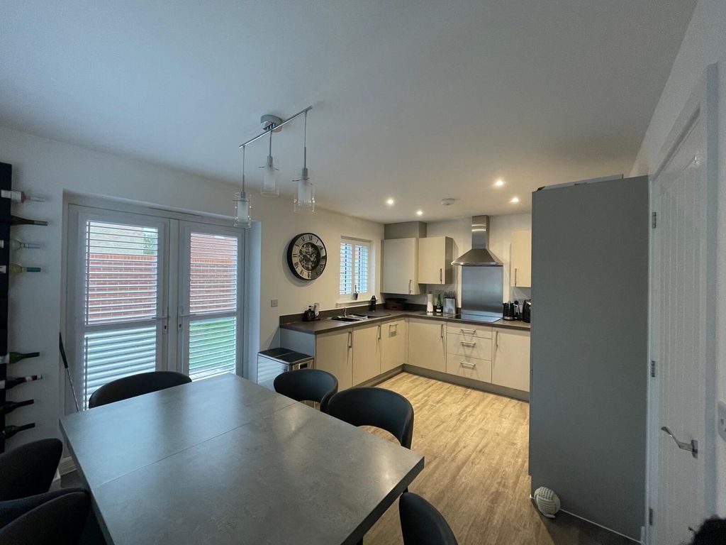 Property photo 2 of 10 Kitchen