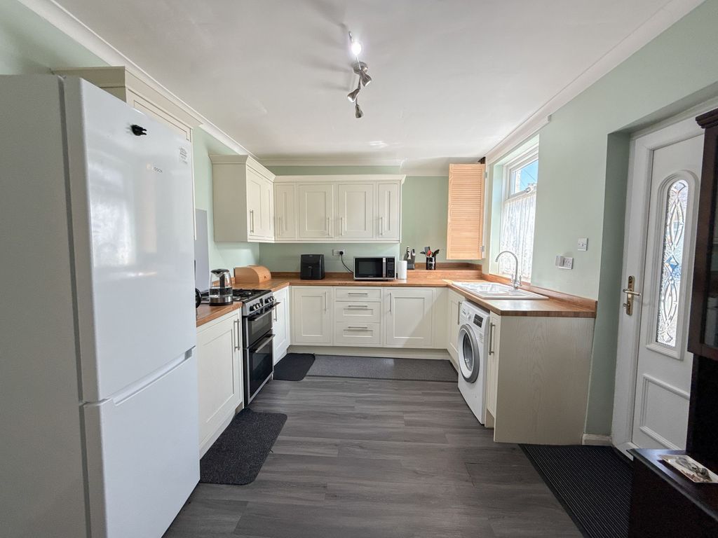 Property photo 3 of 10 Dining Kitchen