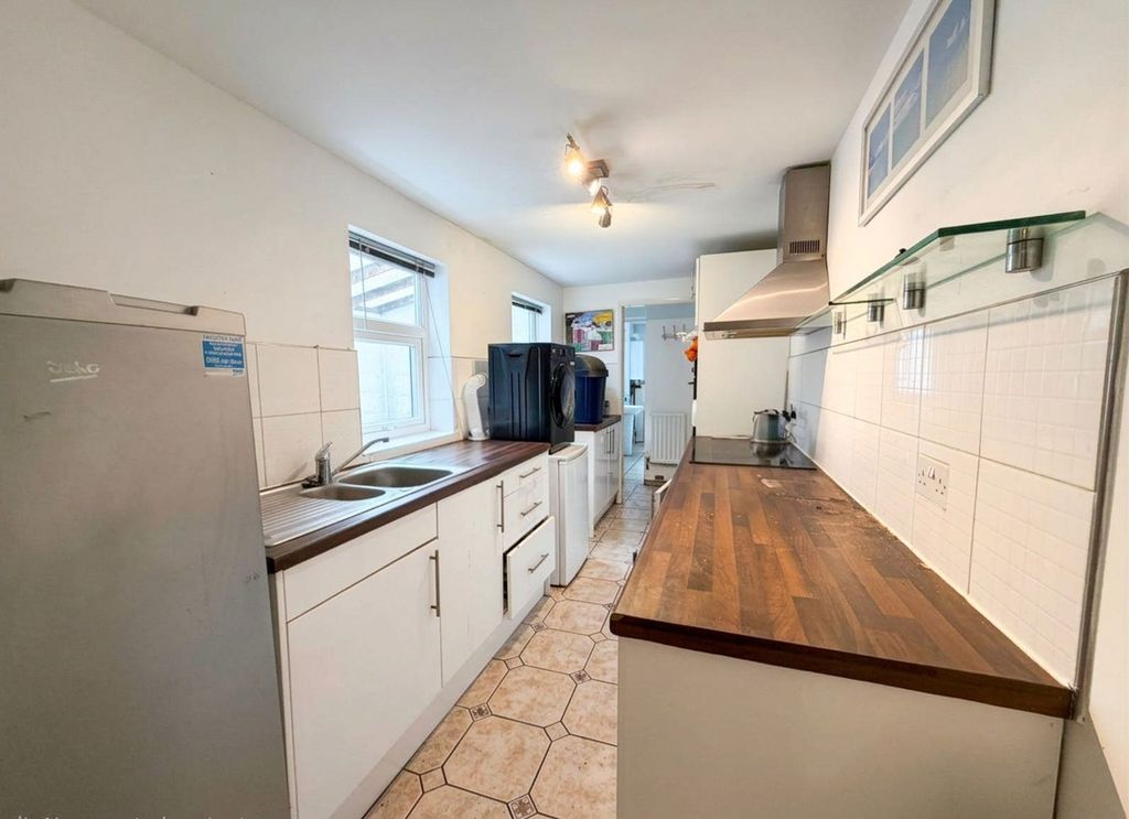 Property photo 2 of 6 Kitchen