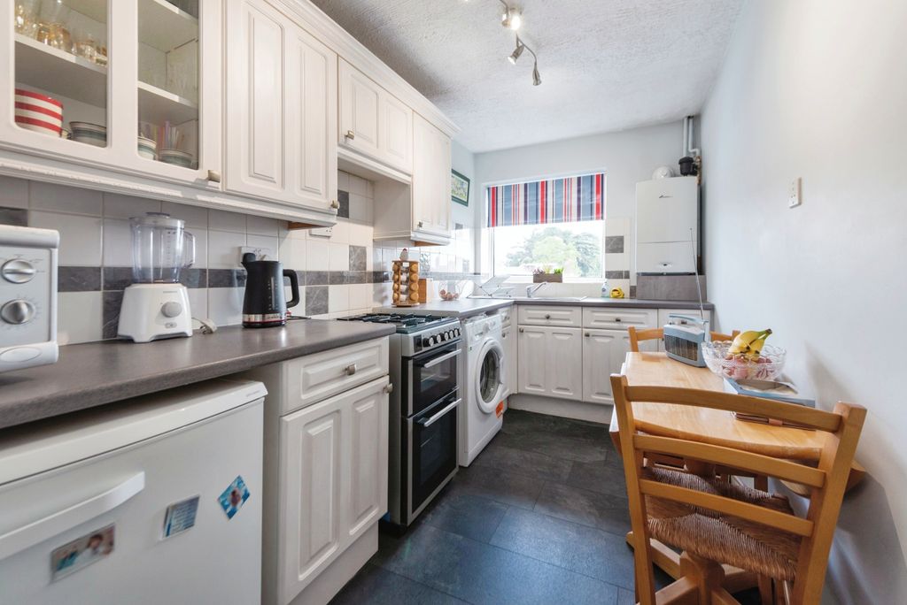 Property photo 3 of 17 Kitchen