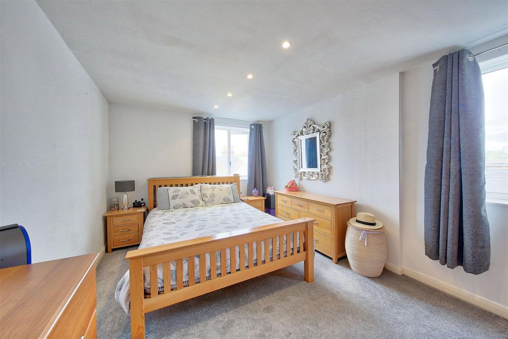 Property photo 2 of 7 242c_Earlsfield_Road_Image3_14323_4.Jpg