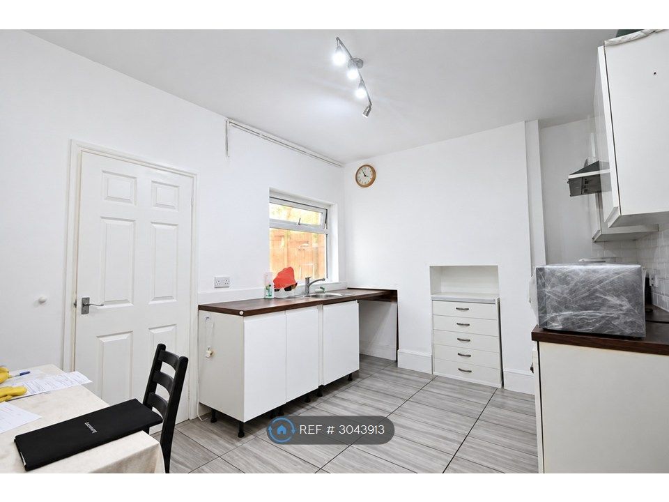 Property photo 3 of 8 Kitchen