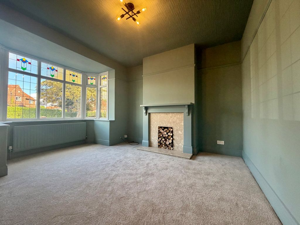 Property photo 2 of 11 Living Room