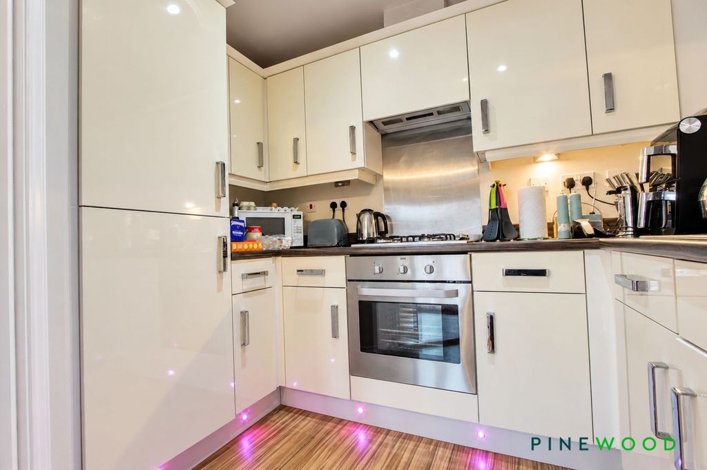 Property photo 3 of 18 Kitchen