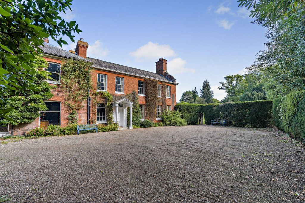 Property photo 3 of 24 Luton House