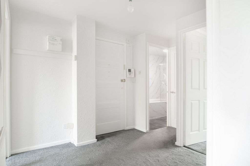 Property photo 2 of 18 Hallway