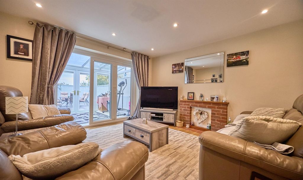 Property photo 3 of 15 Lounge