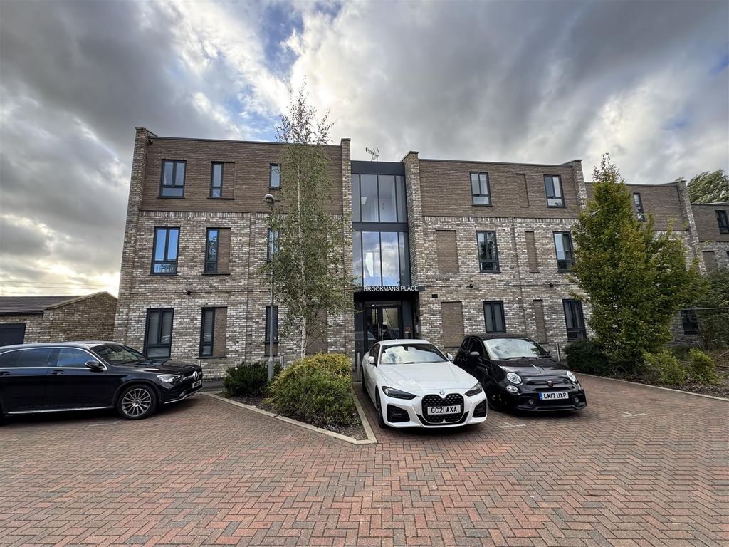 Property photo 1 of 13 Green Close Al9
