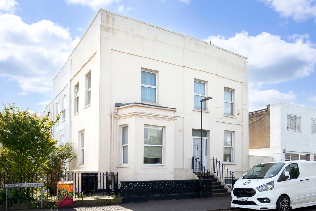 Property photo 1 of 6 Flat 2, 191 Bath Road-01