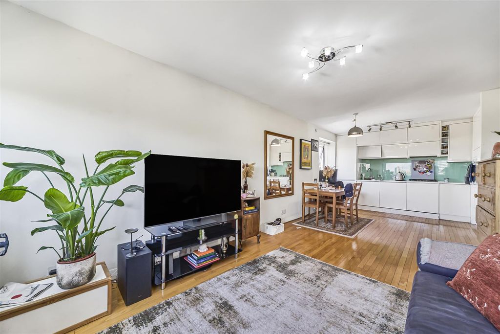 Property photo 1 of 13 Eden_Harper_72_Park_South__Austin_Rd_Sw11_10.Jpg