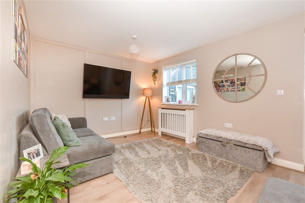 Property photo 3 of 11 Lounge