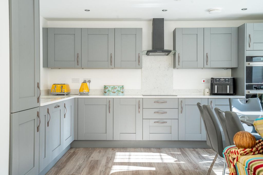 Property photo 3 of 21 Kitchen