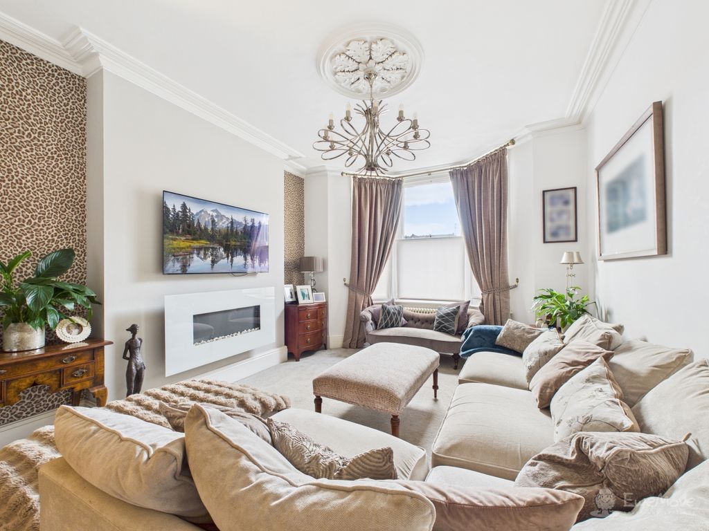 Property photo 2 of 25 Living Room- Mark Stephens Ewemove Newmarket And S