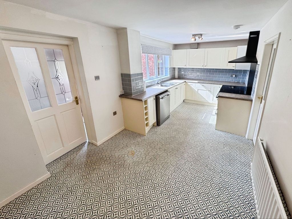 Property photo 2 of 14 Kitchen