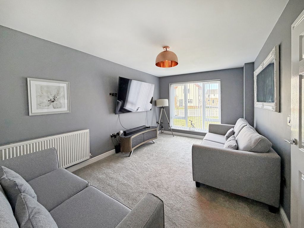 Property photo 2 of 32