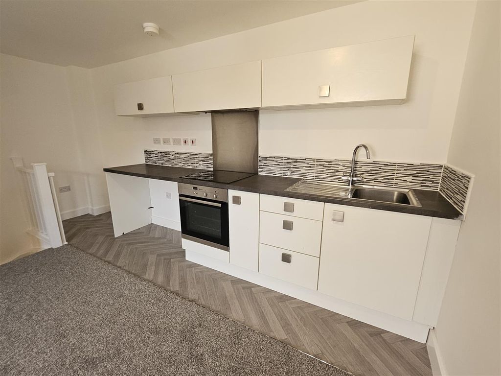 Property photo 2 of 10 Kitchen