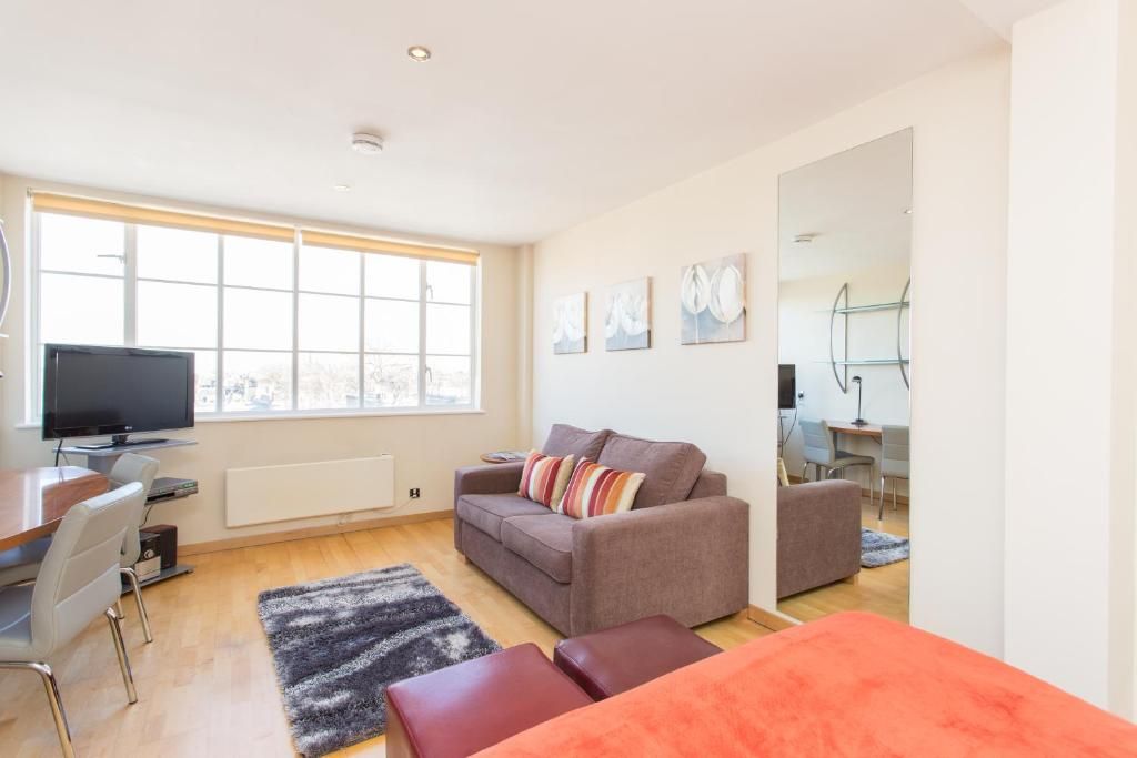 Property photo 1 of 12 Studio To Rent