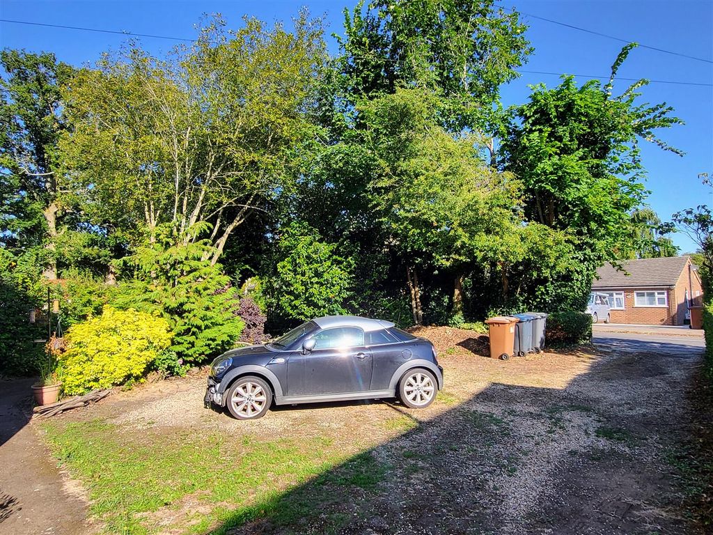 Property photo 3 of 28 Large Front Garden &amp; Driveway