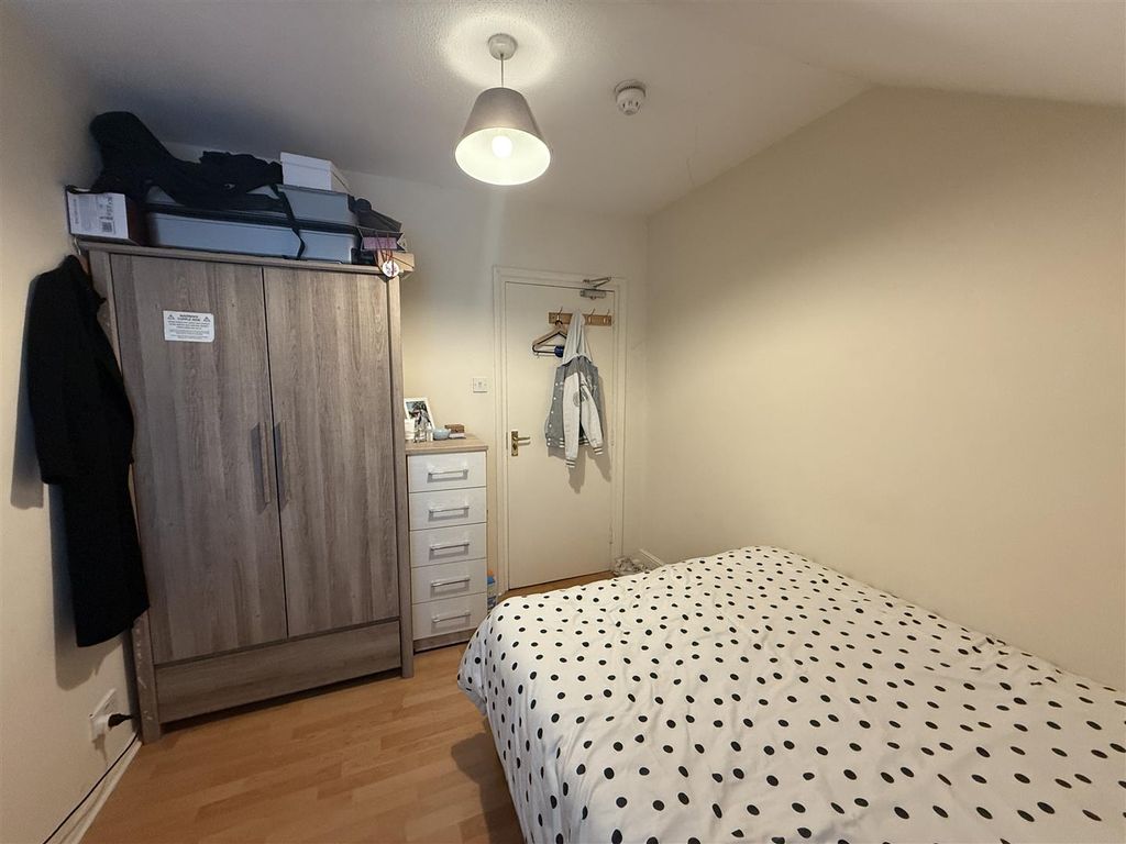 Property photo 2 of 4 Room 5