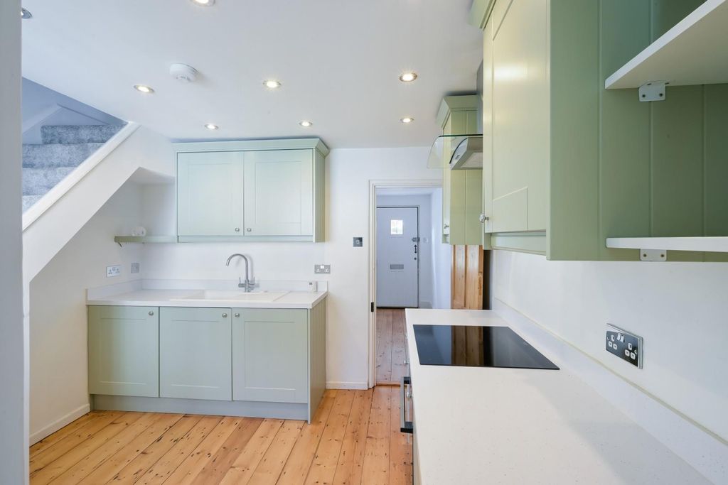 Property photo 3 of 14 Woodcote Road