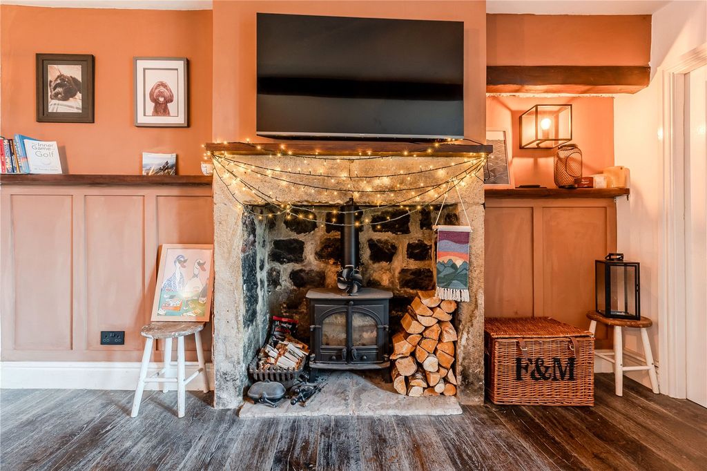 Property photo 3 of 19 Lounge
