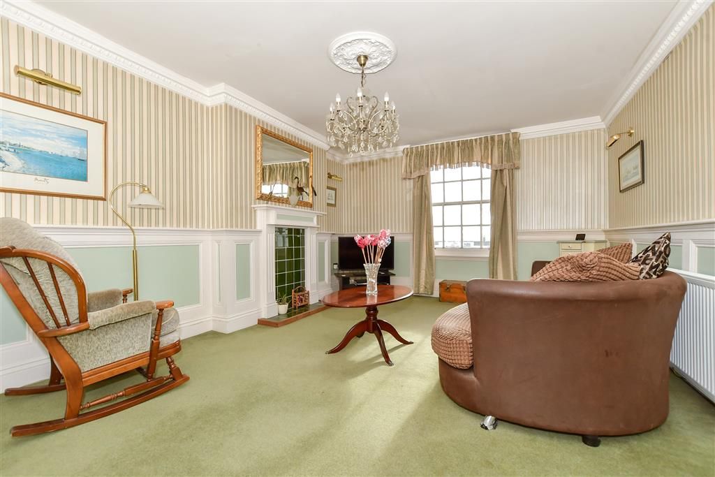 Property photo 3 of 11 Lounge