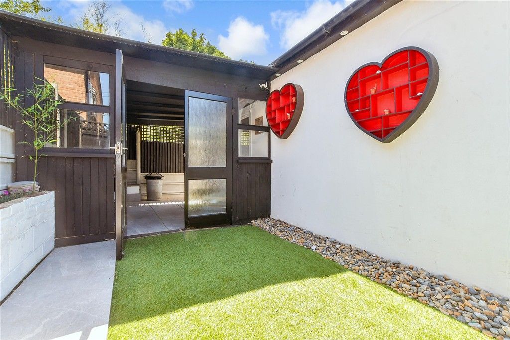 Property photo 3 of 10 Side Garden