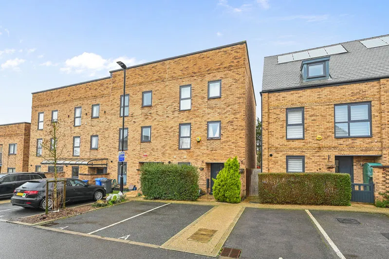 House in Harrow HA2 - View 3