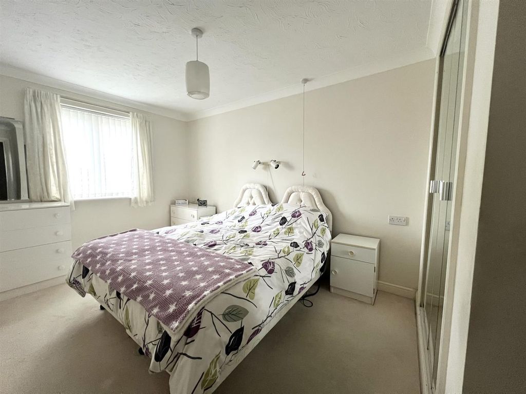 Property photo 3 of 23 Bedroom 1.Jpg