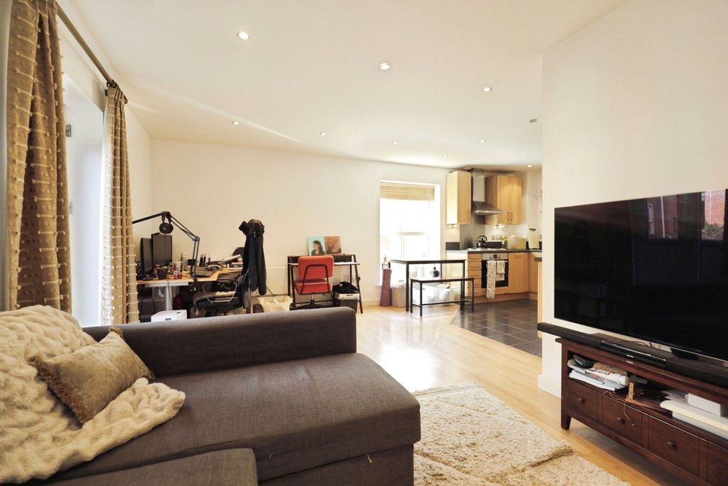 Property photo 3 of 11 Lounge
