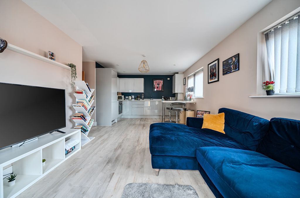 Property photo 2 of 17 1415868-9-698F050...