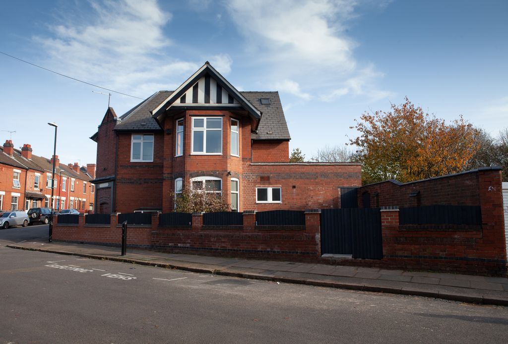 Property photo 1 of 19 Brighton St HMO Copy Front_Toyindawudu-1