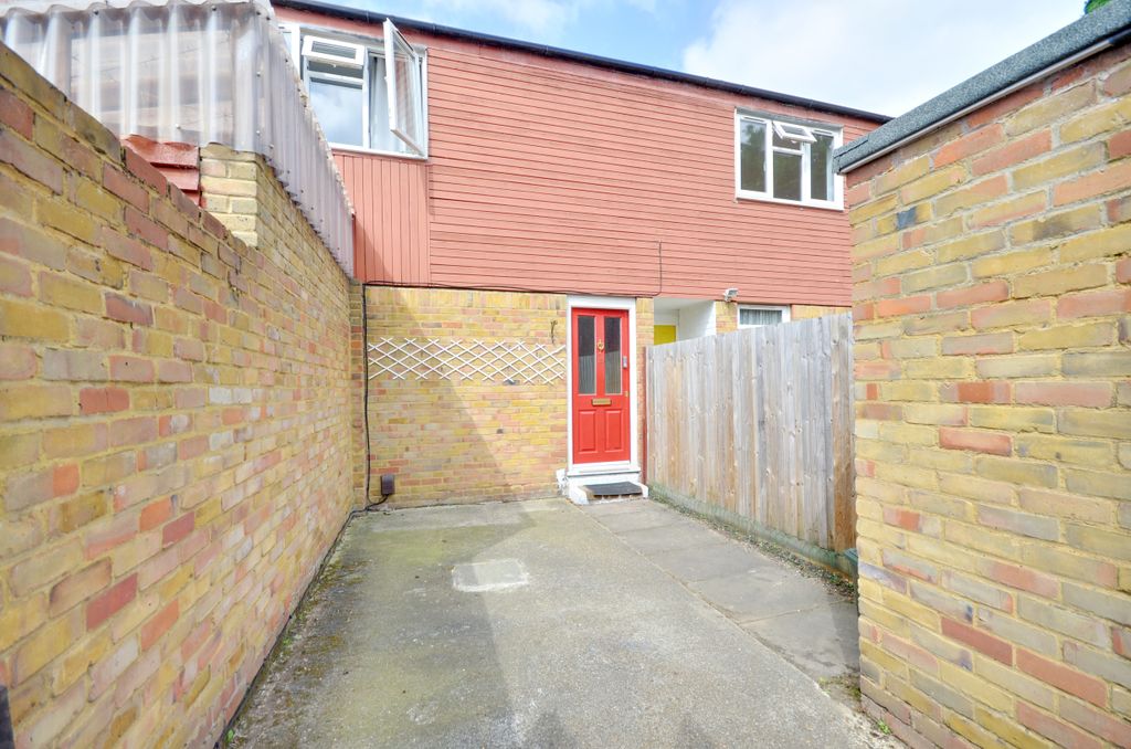 Property photo 1 of 7 7 - 23 Burness Close
