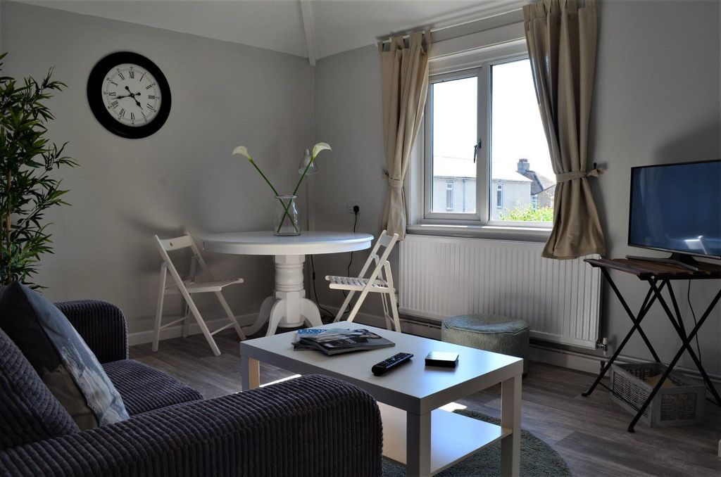 Property photo 3 of 18 Living Room