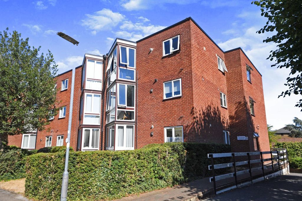 2 bed flat for sale Hoddesdon