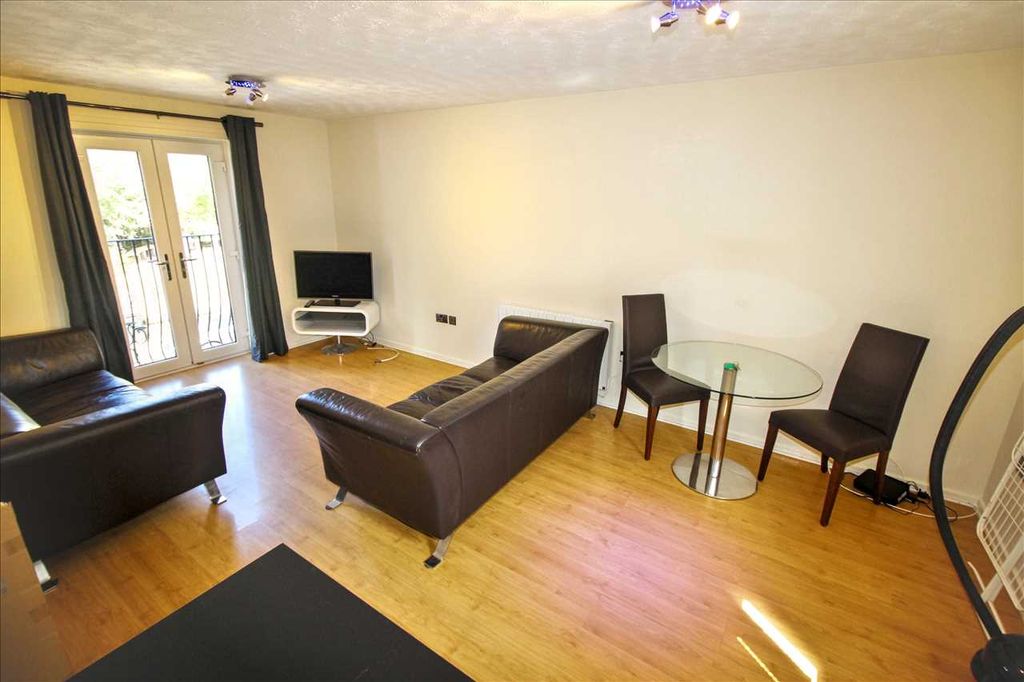 Property photo 3 of 9 Lounge / Dining Area