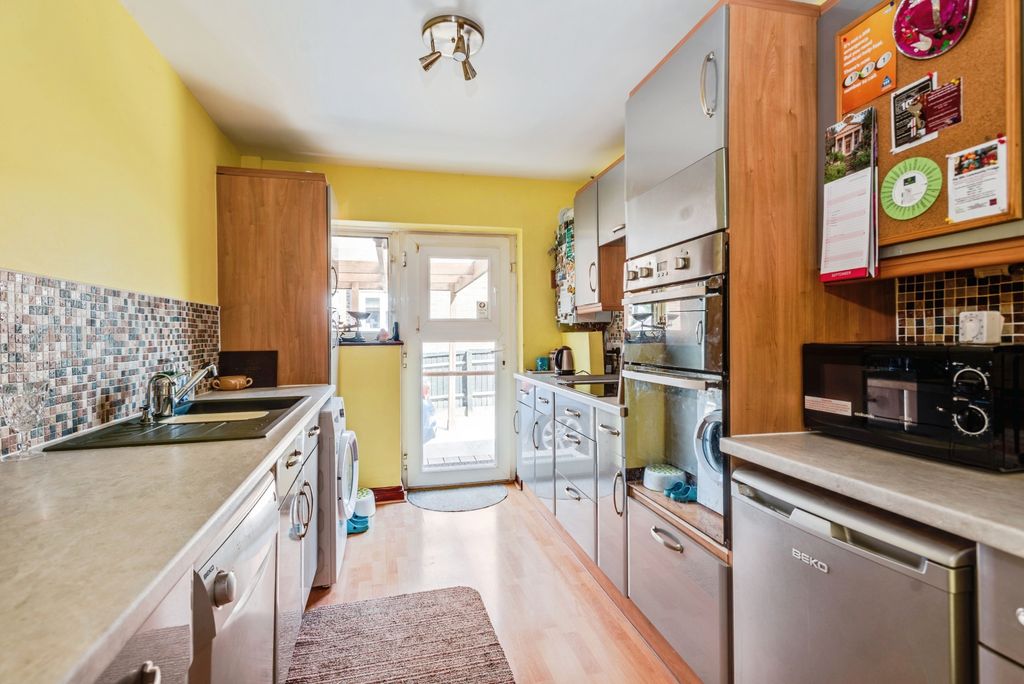 Property photo 2 of 18 Kitchen