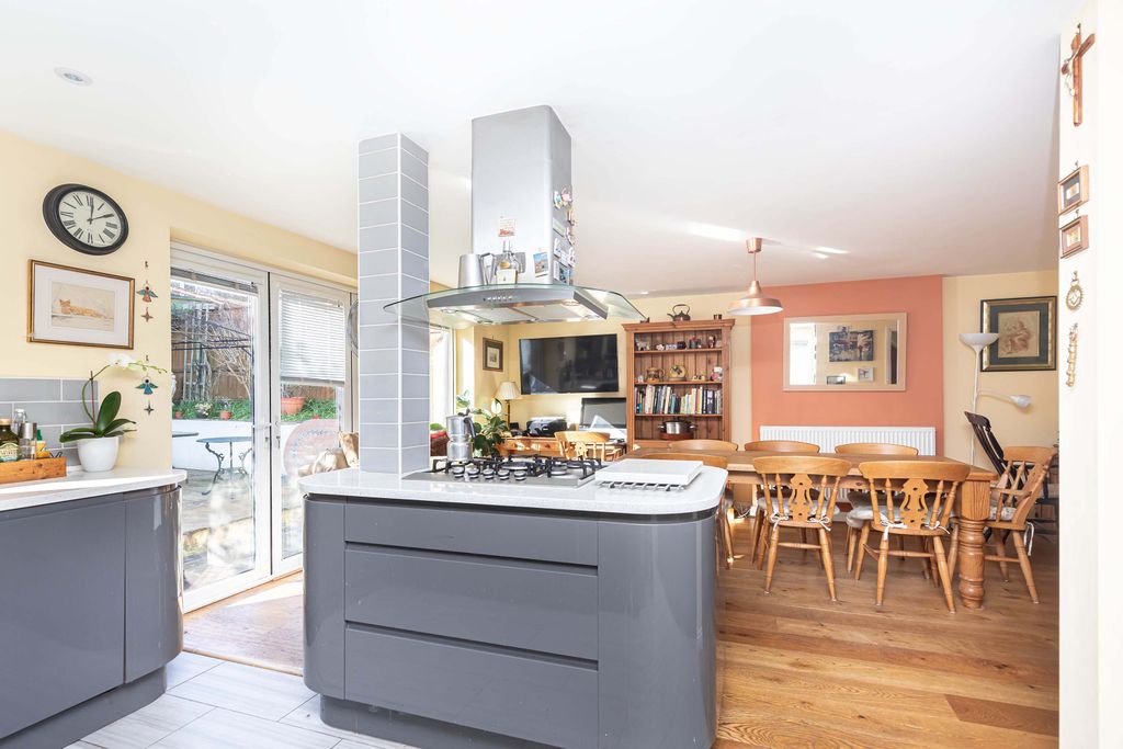 Property photo 3 of 25 Kitchen